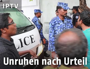 Konfrontation zwischen Demonstrant und Polizei auf den Malediven