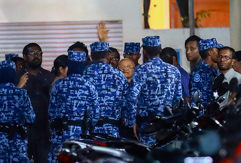 © AP/Mohamed Sharuhaan Oppositionsführer Maumoon Abdul Gayoom wird von der Polizei abgeführt
