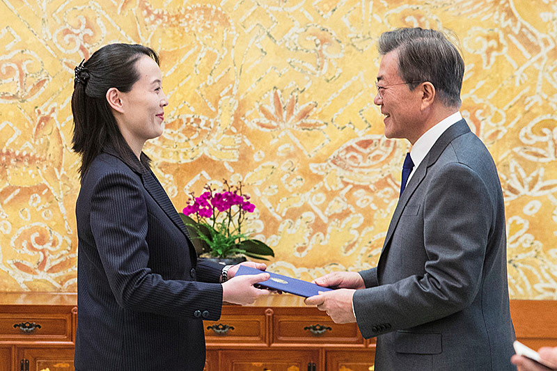 Kim Yo Jong, die Schwester von Nordkoreas Machthaber Kim Jong Un, überreicht einen Brief ihres Bruders an Südkoreas Präsident Moon Jae