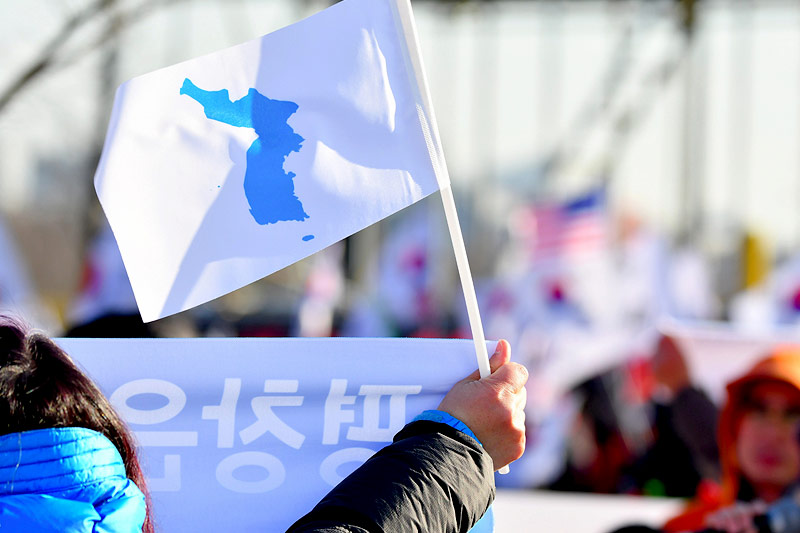 © APA/AFP/Kim Doo-Ho Koreaner schwenkt die Vereinigungsflagge