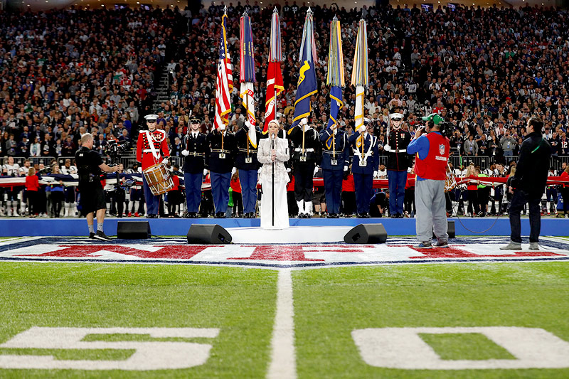 © Reuters/Kevin Lamarque Pink singt die US-amerikanische Hymne vor der Super Bowl LII