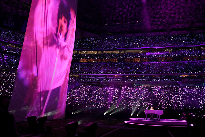 © APA/AFP/Timothy A. Clary Riesiges Bild von Prince während während der Halftime Show von Justin Timberlake bei der Super Bowl LII
