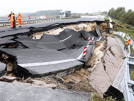© APA/dpa/Bernd Wüstneck Loch in deutscher Autobahn