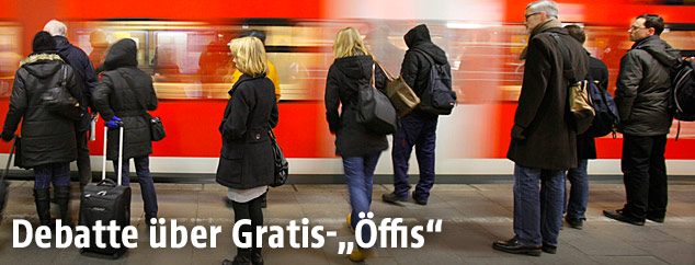 Deutsche Pendler auf einem Bahnsteig