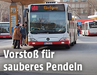 Menschen steigen in der deutschen Stadt Bonn in einen Bus ein