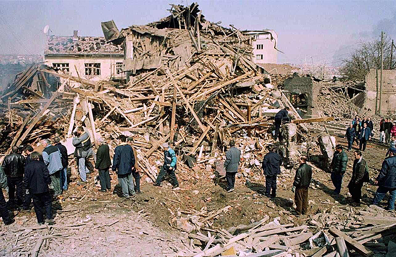 © picturedesk.com/Vuk Brancovic Bewohner von Pristhina begutachten die Zerstörung nach den Luftschlägen der NATO am 7.4.1999