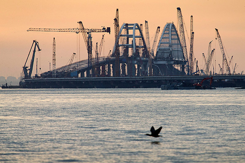 © picturedesk.com/Tass/Sergei Malgavko Brücke über die Straße von Kertsch zwischen Russland und Krim im Bau