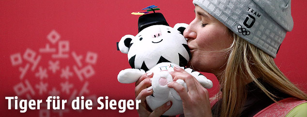 Kuss für das Olympia-Maskottchen von Natalie Geisenberger