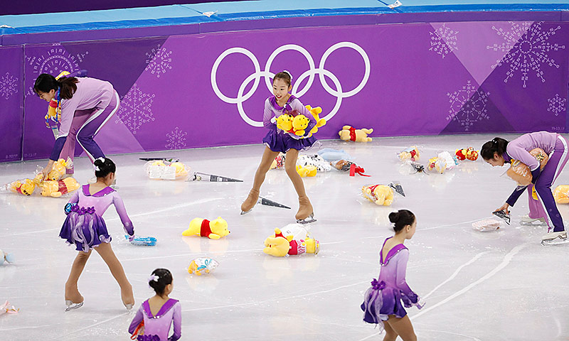 Koreanische Mädchen sammeln Bären für den japanischen Eiskunstläufer Yuzuru Hanyu von der Eisfläche