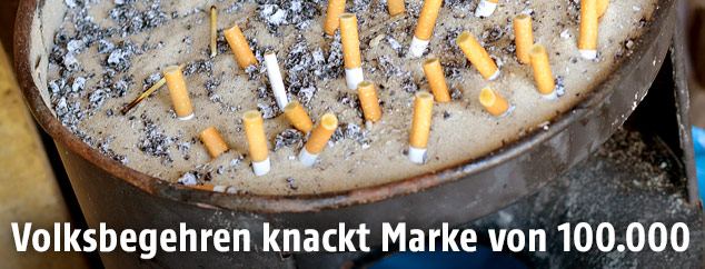 Zigarettenstummel in einem Aschenbecher