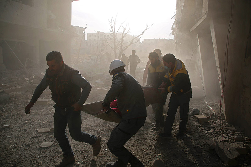 © APA/AFP/Amer Almohibany Rettungskräfte in Syrien