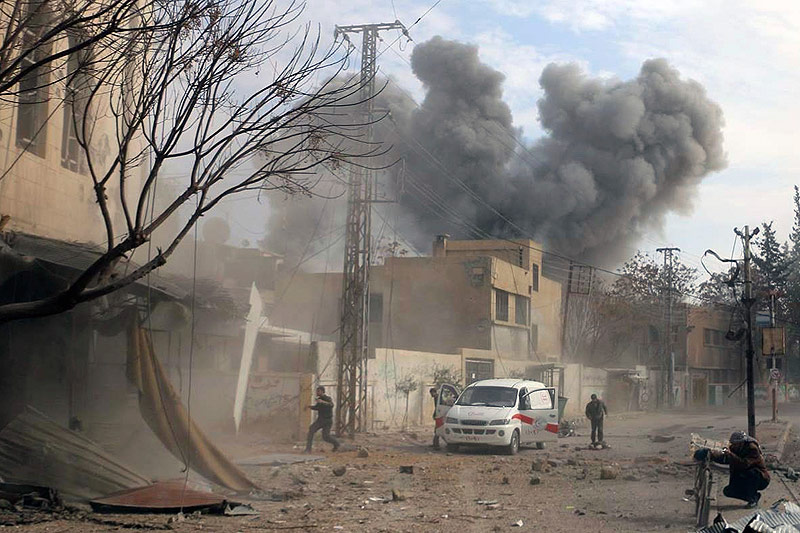 © APA/AFP/Syrian Civil Defense White Helmets Rauchsäulen über syrischer Stadt