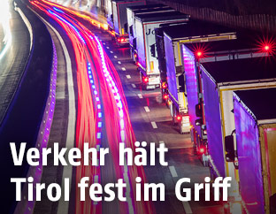 Nachtbild von Lastwagen auf der Autobahn