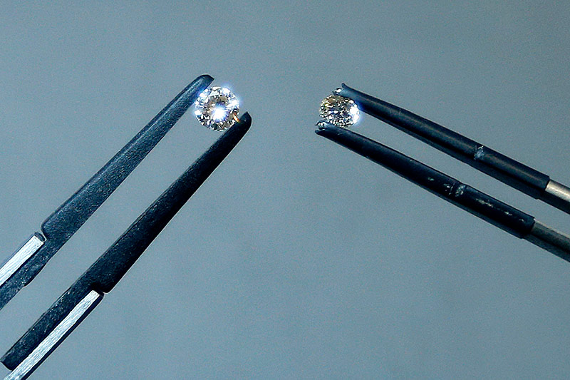 © Reuters/Francois Lenoir Künstlicher Diamant und echter Diamant