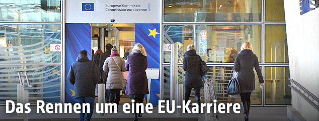 Personen auf dem Weg zum Eingang der EU-Kommission