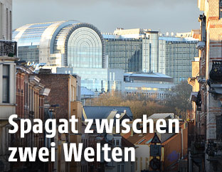 Blick durch eine Straße in Brüssel auf das EU-Parlament
