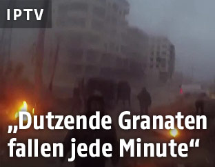 Menschen flüchten vor Luftangriffen in Ostghuta