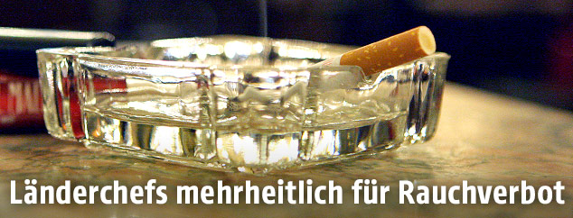 Aschenbecher mit Zigarette