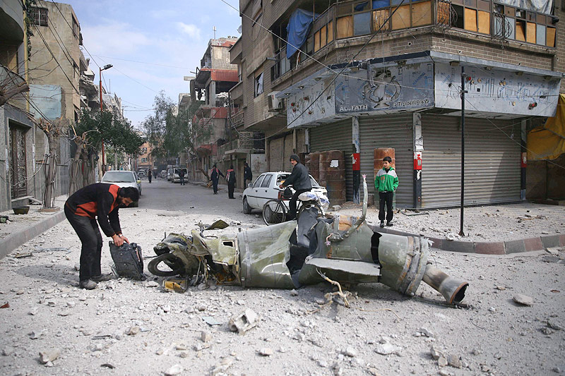 © Reuters/Bassam Khabieh Ein Mann inspiziert einen Raketenteil in Ghuta (Syrien)