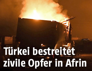 Brennendes Fahrzeug in der syrischen Stadt Afrin