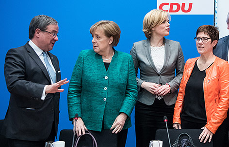 © APA/dpa/Bernd von Jutrczenka Die deutsche Bundeskanzlerin Angela Merkel mit Mitgliedern ihres Kabinetts