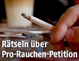 Zigarette in der Hand