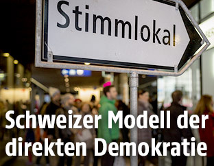 Wegweiser zu einem Stimmlokal in Bern