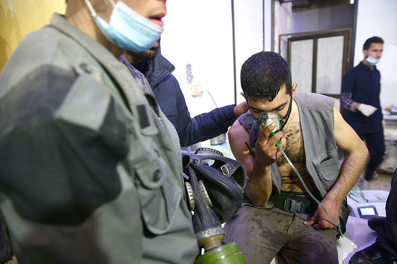 © Reuters/Bassam Khabieh Mann erhält in einem Spital in Ostghuta Sauerstoff