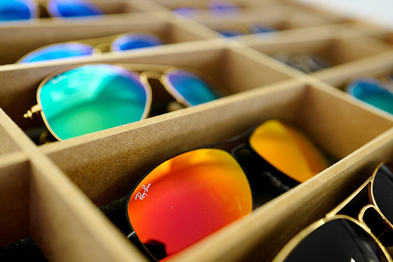 © Reuters/Kai Pfaffenbach Sonnenbrillen im Verkaufsraum eines Optikers
