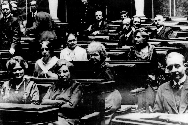 © APA/Vga/Sacharchiv Weibliche Abgeordnete im Parlament 1919