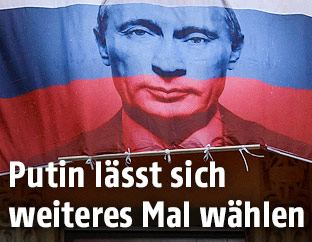Banner zeigt den russisschen Präsidenten Wladimir Putin