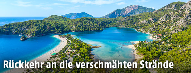 Blick auf den Strand und die Landschaft von Ölüdeniz in der Türkei