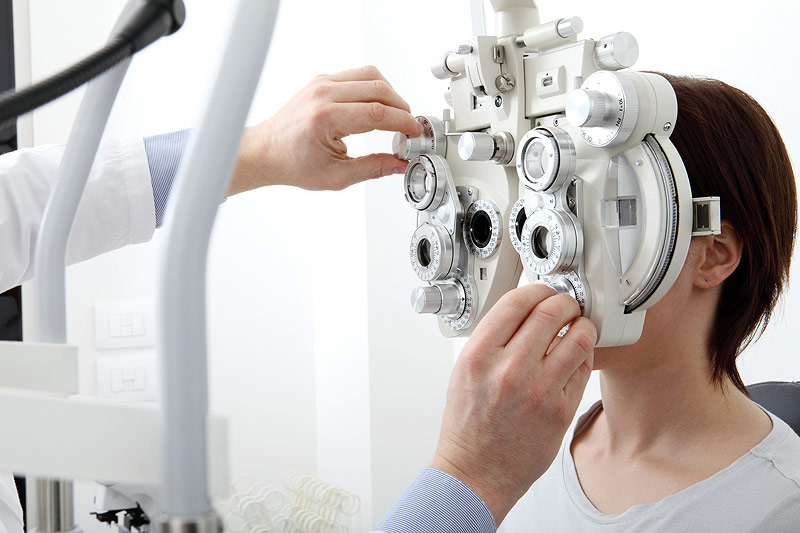 © Getty Images/Visivasnc Frau bei einem Optiker