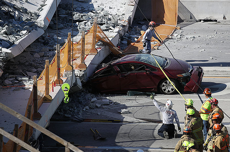 © APA/AFP/Joe Raedle Auto unter eingestürzter Brücke