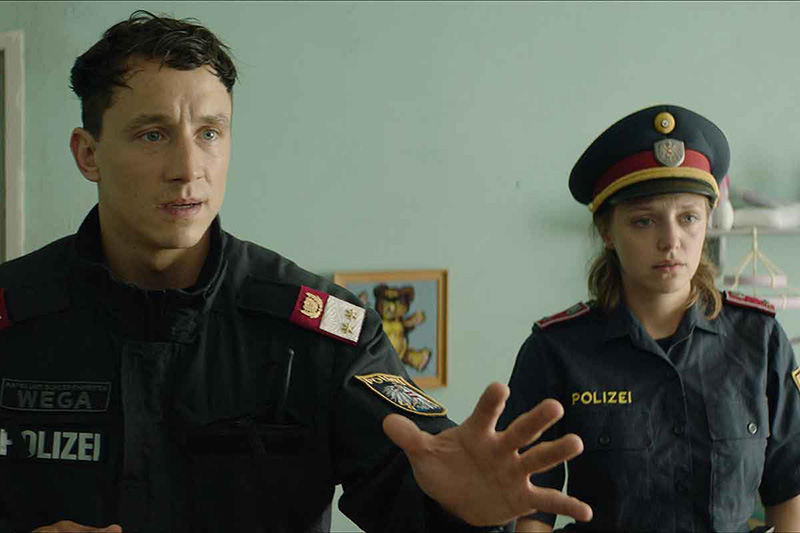 WEGA-Beamter Christoph Horn (Laurence Rupp) und seine Ex-Freundin und Polizistin Nicky Winter (Anna Suk) bei einem Einsatz in Stefan A. Lukacs' Polizeidrama "Cops".