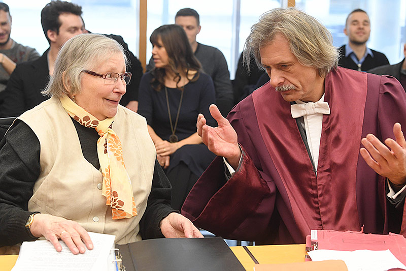 © picturedesk.ocom/dpa/Uli Deck Marlies Krämer mit Anwalt im Gerichtssaal