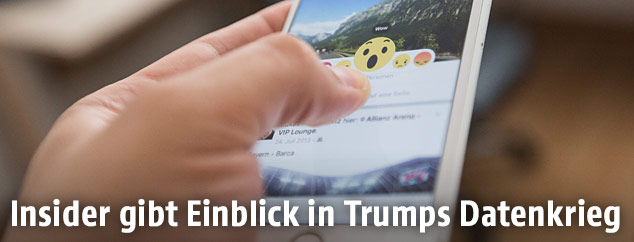 Ein User hat auf dem Smartphone eine Facebook-Seite geladen