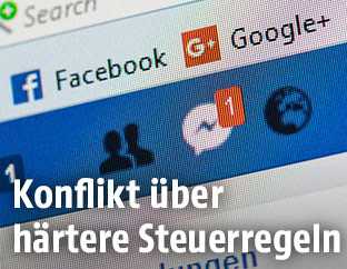 Facebook-und Google+-Logo am Display