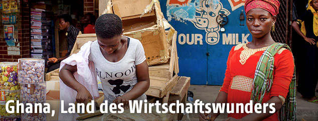 Frauen in Ghana beim Einpacken von Ware