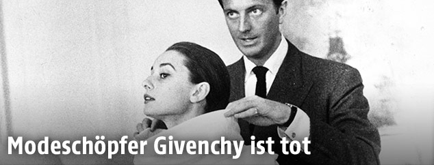 Der franz&ouml;sische Modedesigner Hubert Givenchy und die Schauspielerin Audrey Hepburn