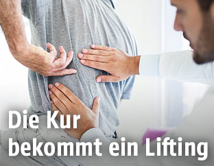 Hände am Rücken eines Mannes