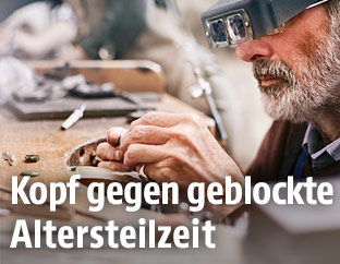 Älterer Mann bei der Arbeit