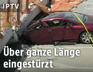 Auto unter eingestürzter Brücke