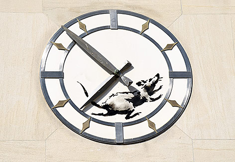 © APA/AFP/Angela Weiss Banksy-BIld im Ziffernblatt einer Uhr