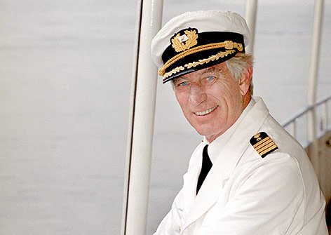 Schauspieler Siegfried Rauch posiert als "Traumschiff"-Kapitän
