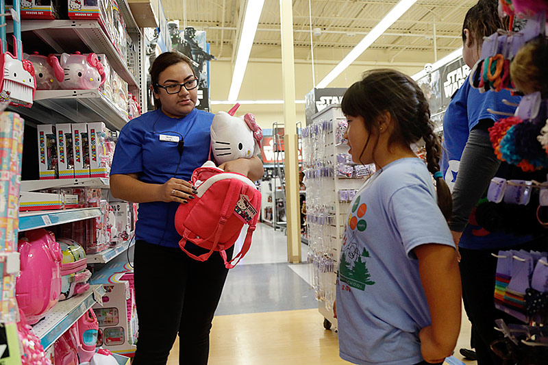 © AP/Marcio Jose Sanchez Verkäuferin bei Toys R Us beratet ein Mädchen im Geschäft