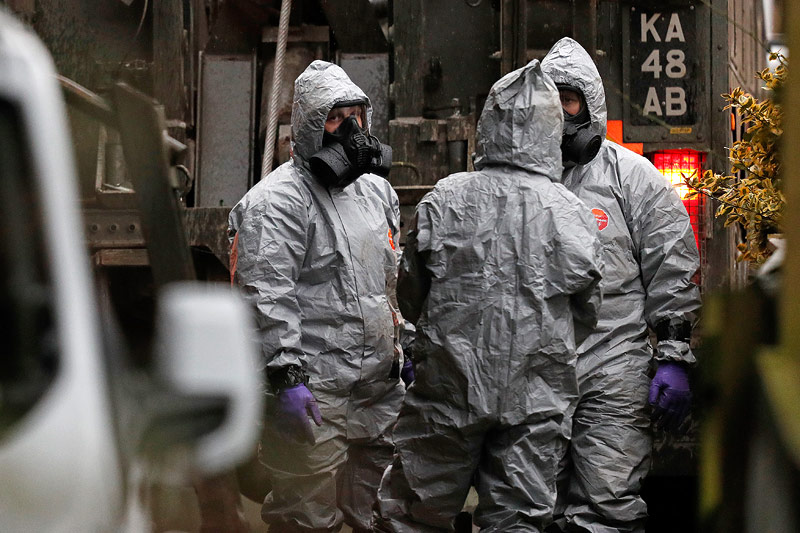 © AFP/Adrian Dennis Miltiärpersonal in Schutzanzuügen