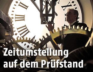Mann im Inneren einer Turmuhr