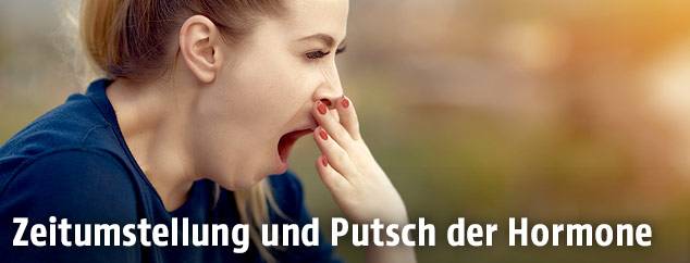 Gähnende Frau