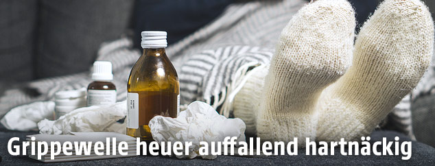 Medzin und Taschent&uuml;cher neben einer kranken Person